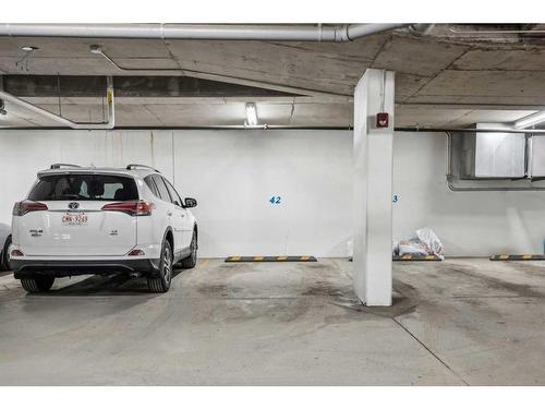 302-607 17 Avenue Nw, Calgary, AB - Indoor Photo Showing Garage