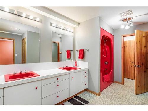 242197 64 Street West, Rural Foothills County, AB - Indoor Photo Showing Bathroom