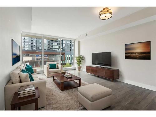 301-510 6 Avenue Se, Calgary, AB - Indoor Photo Showing Living Room