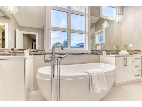 1930 Bowness Road Nw, Calgary, AB - Indoor Photo Showing Bathroom