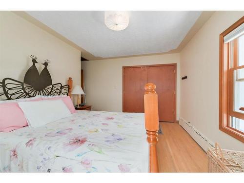 2014 9 Avenue Se, Calgary, AB - Indoor Photo Showing Bedroom