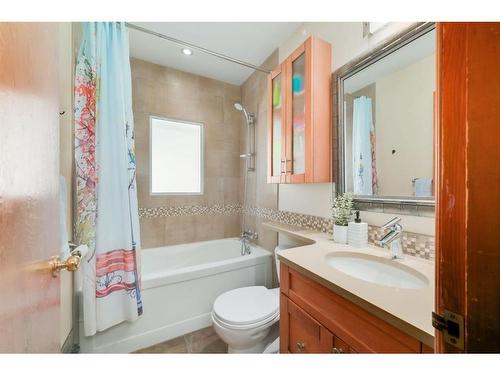 2014 9 Avenue Se, Calgary, AB - Indoor Photo Showing Bathroom