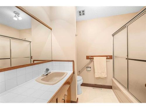 4211 Vandyke Place Nw, Calgary, AB - Indoor Photo Showing Bathroom