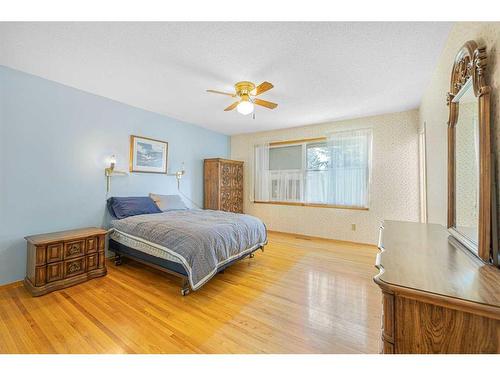 4211 Vandyke Place Nw, Calgary, AB - Indoor Photo Showing Bedroom