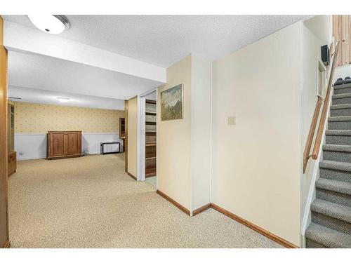 4211 Vandyke Place Nw, Calgary, AB - Indoor Photo Showing Other Room