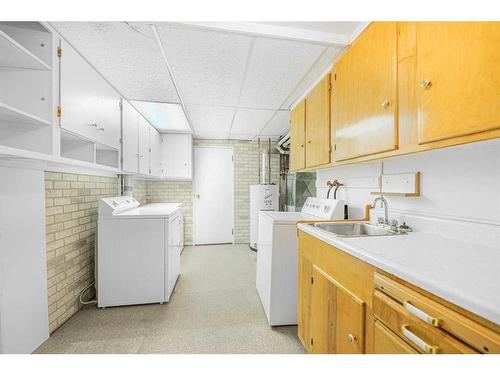4211 Vandyke Place Nw, Calgary, AB - Indoor Photo Showing Laundry Room