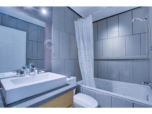 7920 Ranchview Drive Nw, Calgary, AB - Indoor Photo Showing Bathroom