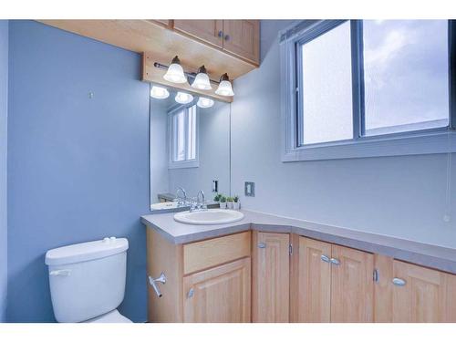 7920 Ranchview Drive Nw, Calgary, AB - Indoor Photo Showing Bathroom