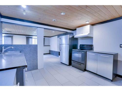 7920 Ranchview Drive Nw, Calgary, AB - Indoor Photo Showing Kitchen