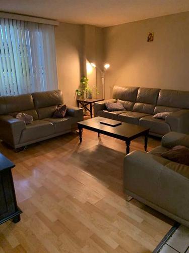 4-6827 Centre Street Nw, Calgary, AB - Indoor Photo Showing Living Room