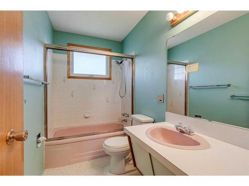 2131 Munro Drive Ne, Calgary, AB - Indoor Photo Showing Bathroom