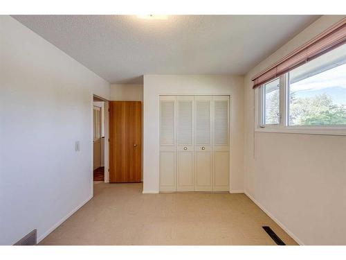 2131 Munro Drive Ne, Calgary, AB - Indoor Photo Showing Other Room