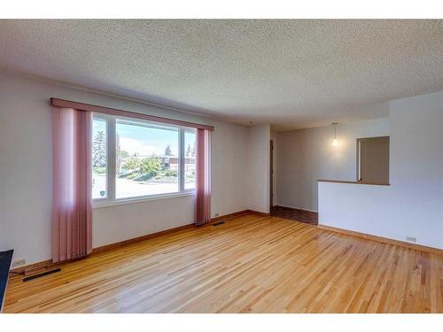 2131 Munro Drive Ne, Calgary, AB - Indoor Photo Showing Other Room