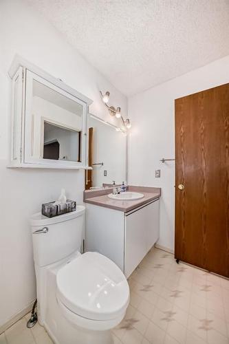 144 Riverglen Drive Se, Calgary, AB - Indoor Photo Showing Bathroom
