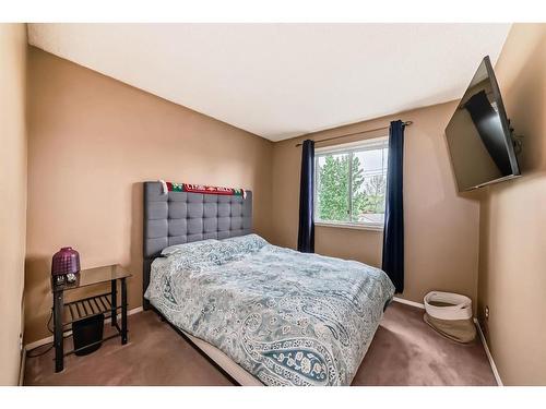 144 Riverglen Drive Se, Calgary, AB - Indoor Photo Showing Bedroom