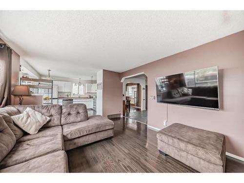 144 Riverglen Drive Se, Calgary, AB - Indoor Photo Showing Living Room