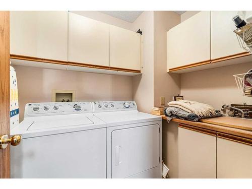 119 Gladstone Gardens Sw, Calgary, AB - Indoor Photo Showing Laundry Room