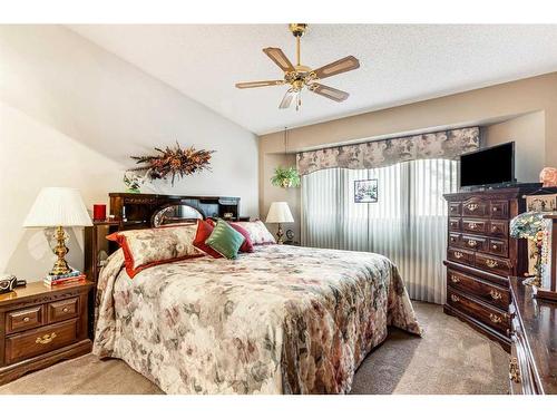 119 Gladstone Gardens Sw, Calgary, AB - Indoor Photo Showing Bedroom