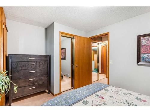 119 Gladstone Gardens Sw, Calgary, AB - Indoor Photo Showing Bedroom