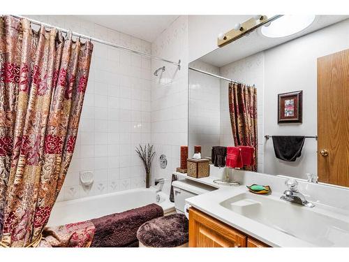 119 Gladstone Gardens Sw, Calgary, AB - Indoor Photo Showing Bathroom
