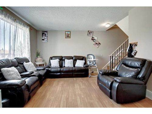 69-2519 38 Street Ne, Calgary, AB - Indoor Photo Showing Living Room