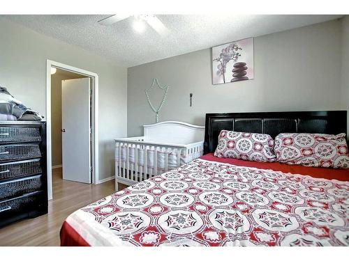 69-2519 38 Street Ne, Calgary, AB - Indoor Photo Showing Bedroom
