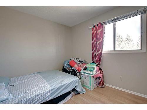 69-2519 38 Street Ne, Calgary, AB - Indoor Photo Showing Bedroom