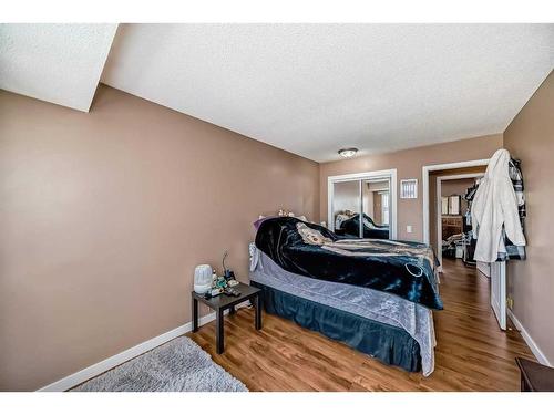 61-5425 Pensacola Crescent Se, Calgary, AB - Indoor Photo Showing Bedroom