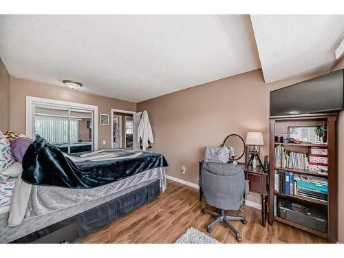 61-5425 Pensacola Crescent Se, Calgary, AB - Indoor Photo Showing Bedroom