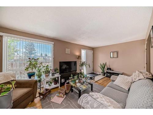 61-5425 Pensacola Crescent Se, Calgary, AB - Indoor Photo Showing Living Room