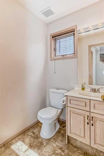 7115 California Boulevard Ne, Calgary, AB - Indoor Photo Showing Bathroom