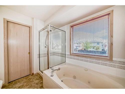 7115 California Boulevard Ne, Calgary, AB - Indoor Photo Showing Bathroom