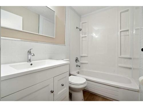 428 Penworth Rise Se, Calgary, AB - Indoor Photo Showing Bathroom
