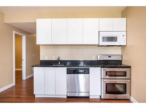 219 Panamount Circle Nw, Calgary, AB - Indoor Photo Showing Kitchen