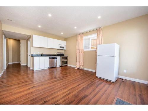 219 Panamount Circle Nw, Calgary, AB - Indoor Photo Showing Kitchen