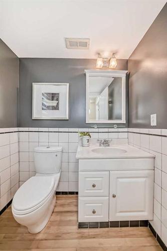 203 Parkvalley Drive Se, Calgary, AB - Indoor Photo Showing Bathroom