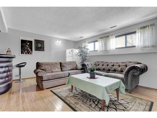 751 Fonda Court Se, Calgary, AB - Indoor Photo Showing Living Room