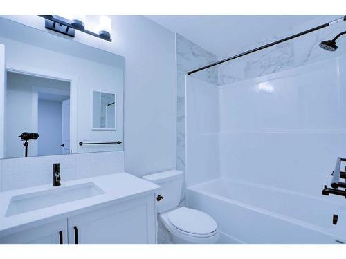 1125 Bayview Gardens Sw, Airdrie, AB - Indoor Photo Showing Bathroom