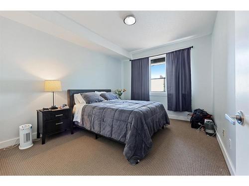 105-320 12 Avenue Ne, Calgary, AB - Indoor Photo Showing Bedroom