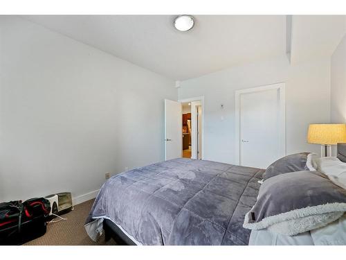 105-320 12 Avenue Ne, Calgary, AB - Indoor Photo Showing Bedroom