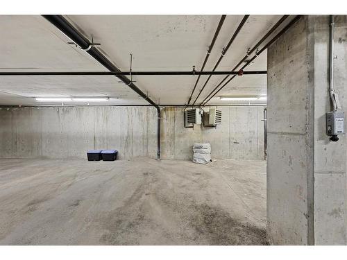 105-320 12 Avenue Ne, Calgary, AB - Indoor Photo Showing Garage