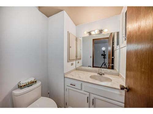 973 Ranchview Crescent Nw, Calgary, AB - Indoor Photo Showing Bathroom