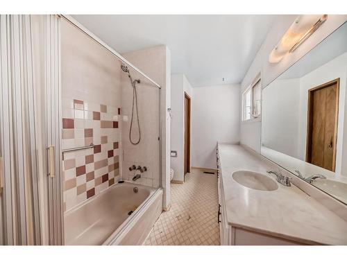 973 Ranchview Crescent Nw, Calgary, AB - Indoor Photo Showing Bathroom