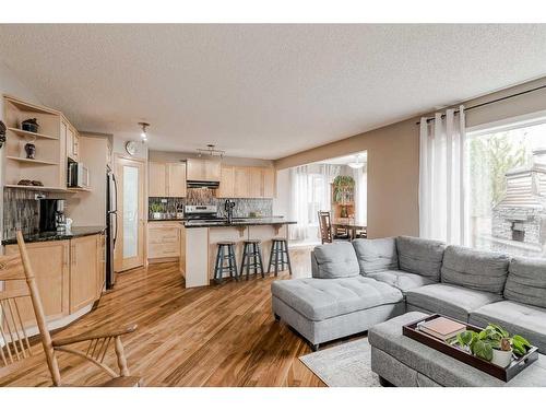 687 Tuscany Drive Nw, Calgary, AB - Indoor Photo Showing Living Room