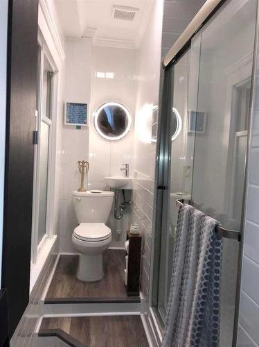 530 23 Avenue Sw, Calgary, AB - Indoor Photo Showing Bathroom