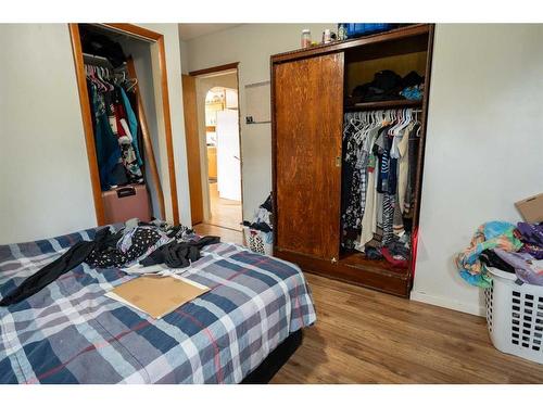 8531 47 Avenue Nw, Calgary, AB - Indoor Photo Showing Bedroom