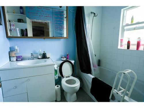 8531 47 Avenue Nw, Calgary, AB - Indoor Photo Showing Bathroom