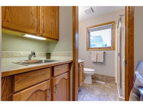 424 Schubert Place Nw, Calgary, AB - Indoor Photo Showing Bathroom