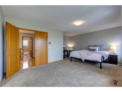424 Schubert Place Nw, Calgary, AB - Indoor Photo Showing Bedroom