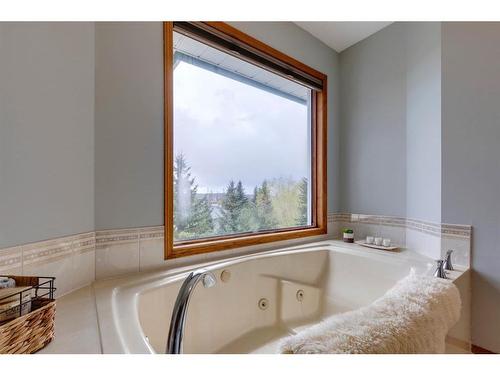 424 Schubert Place Nw, Calgary, AB - Indoor Photo Showing Bathroom